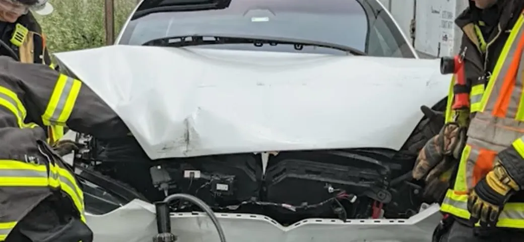 Camion colpisce una Tesla Model X in modo violento [Video]