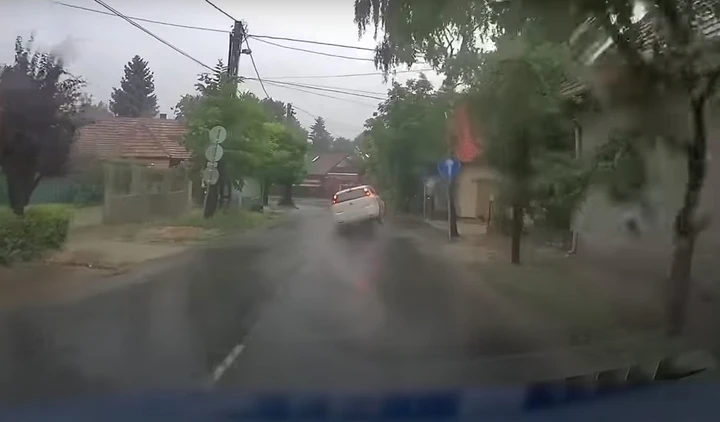 La Fiat Punto viene sparata in aria da un tombino [Video]