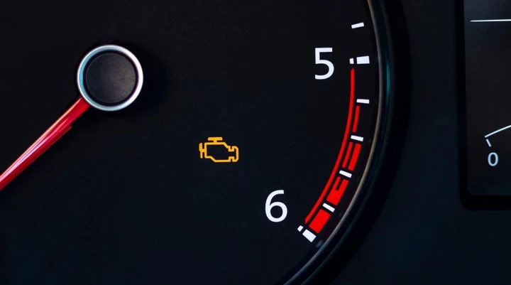 Come comportarsi quando si accende la spia gialla del motore