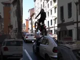 Video: passa sui tetti delle auto in coda con la moto da trial