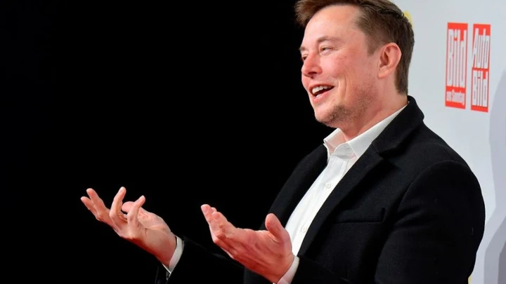 Elon Musk nell'occhio del ciclone: tra richiami e accuse di razzismo