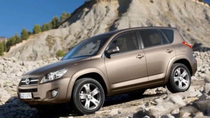 Toyota RAV4: in arrivo le versioni 2 ruote motrici
