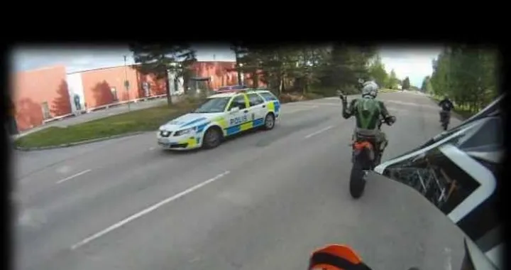 Inseguimento motard vs auto, chi la spunterà? /video