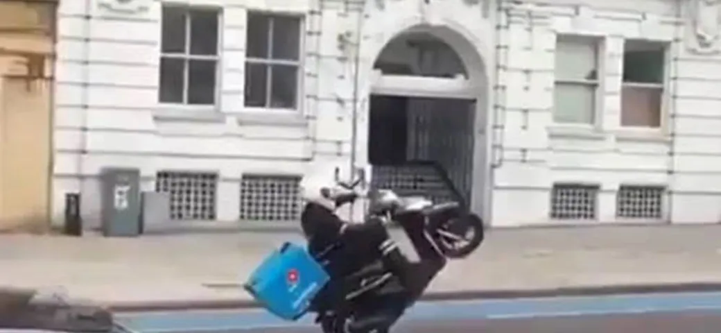 Epic Fail: Domino’s Pizza, consegne su una ruota [Video]