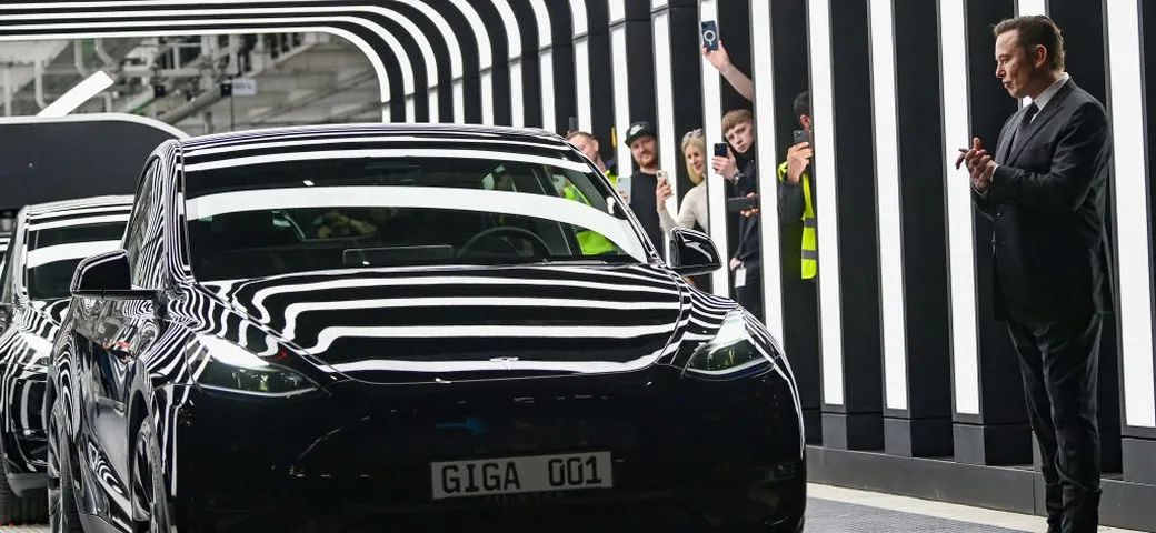 Tesla, tensioni in Germania, trattenuti stipendi dei dipendenti malatai