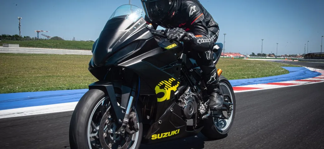 Suzuki a Eicma 2024: protagonisti il prototipo GSX-8R CUP e la Swift 8R in edizione speciale