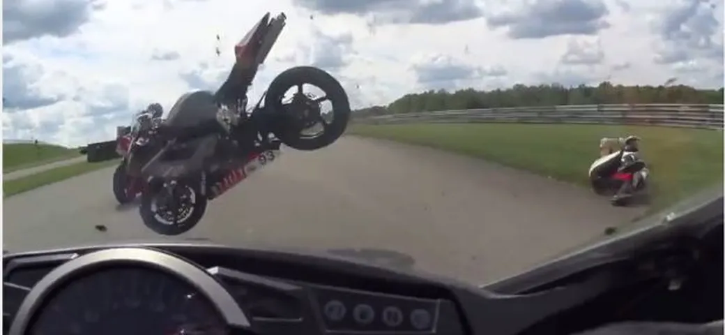 “Attenti alle moto volanti”, come venir investiti da una motocicletta [Video]
