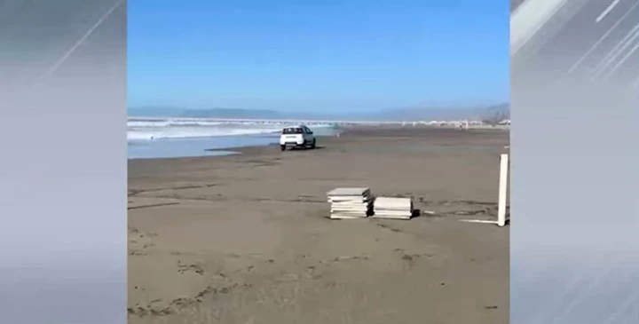 Porta la nipote a guardare le onde, ma la Panda si impantana: non è l'unica