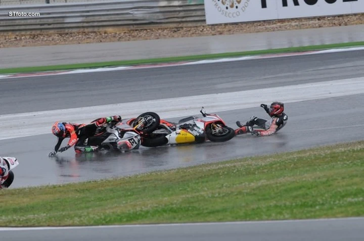 SBK Portimao: Foto-sequenza incidente Guintoli-Melandri