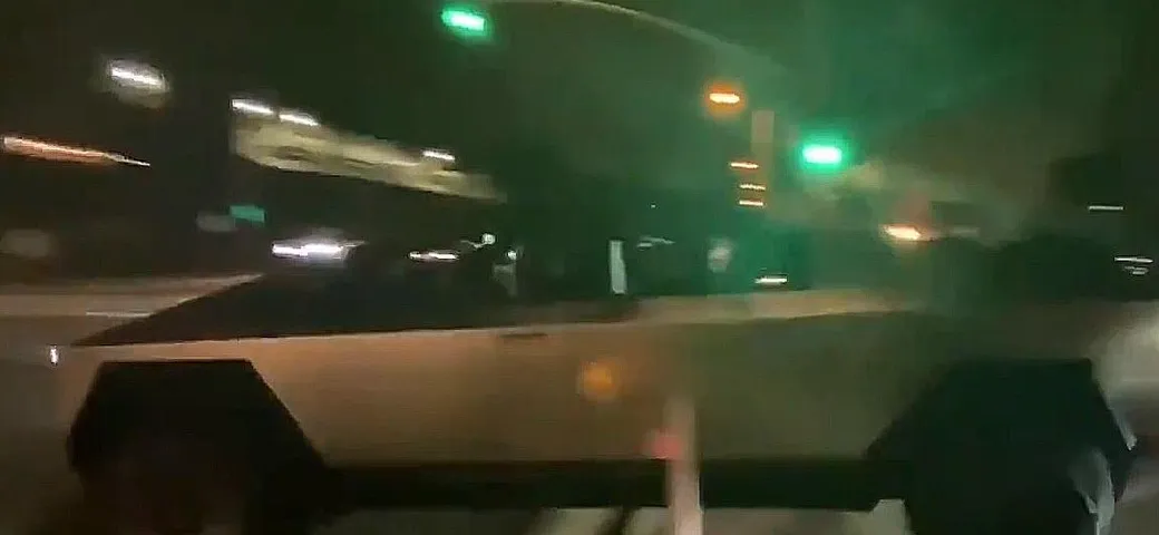 Elon Musk va in giro con la Tesla Cybertruck e fa pure un incidente