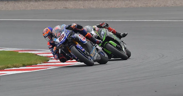 SBK Donington, pagelle. Aria nuova con la doppietta di Van der Mark e l’exploit del “turchino”