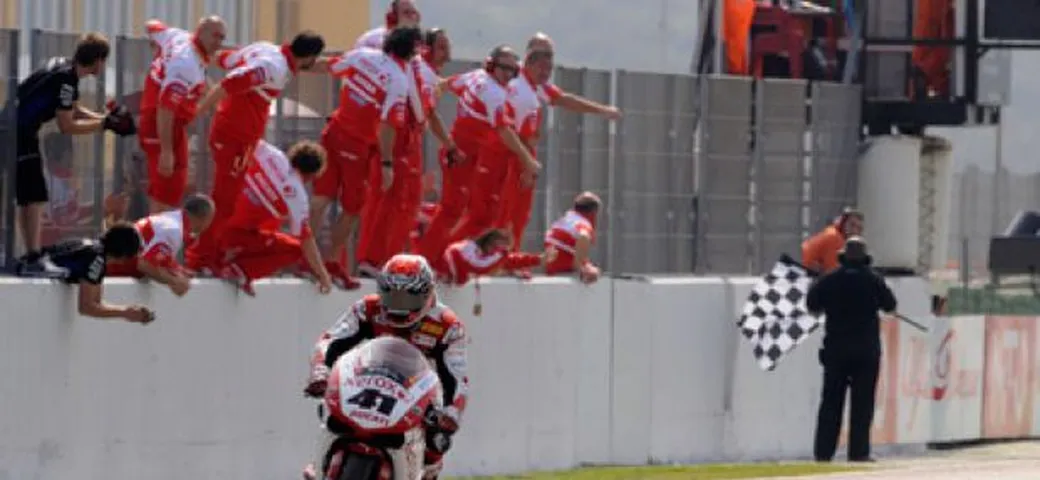 Valencia Sbk. Haga emula ... Bayliss. Gran Ducati. Spies non imbattibile. Recupera Biaggi