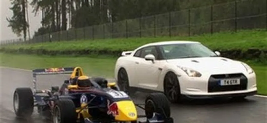 Nissan GT-R: sfida in pista contro una Formula 3