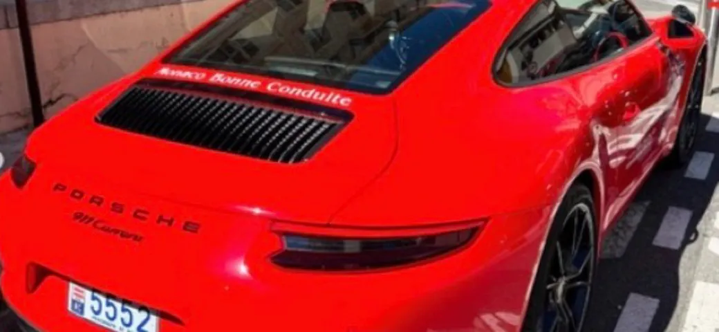 C'è un luogo nel mondo dove si impara a guidare con una Porsche 911