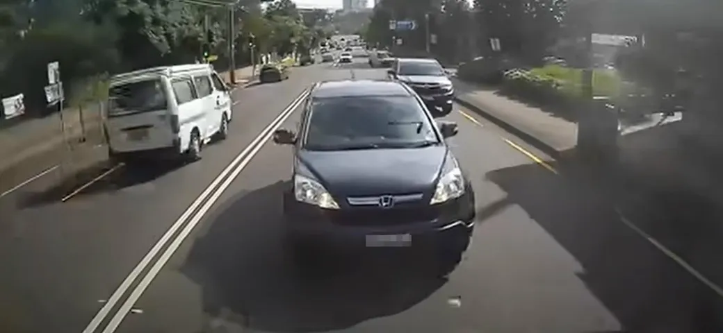 Honda CR-V provoca incidente multiplo e finisce sul palo [Video]
