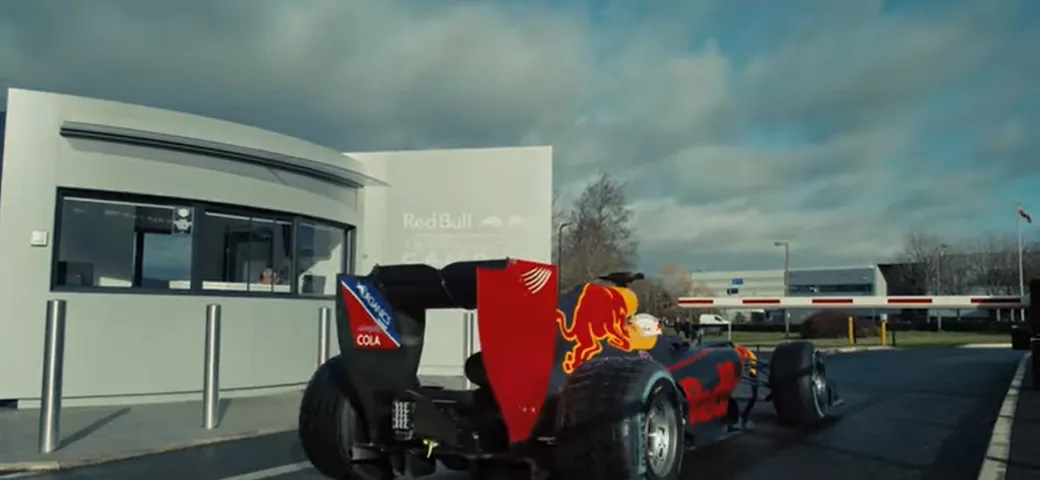 Verstappen va al lavoro con... la Red Bull RB7 [Video]