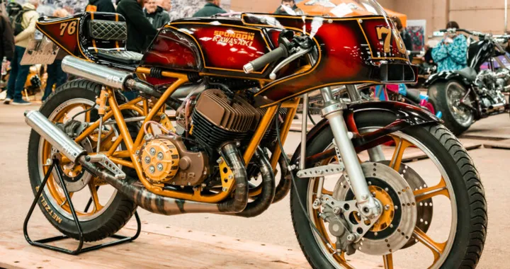 Kawasaki H1 Triple, il “Widowmaker” rinasce in una special da sogno