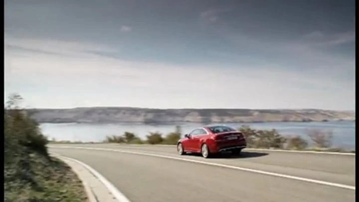 Mercedes Classe E Coupé 2013 in video