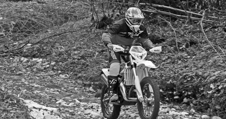 Endurista travolge agente della Forestale e scappa
