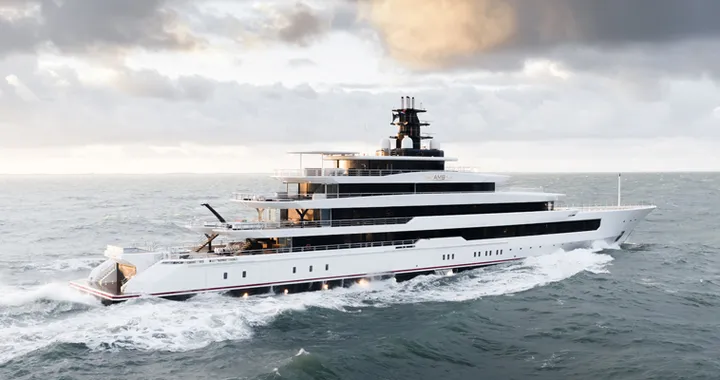 Il superyacht da 111 metri che domina Ischia: piscina, spa e cinema all’aperto