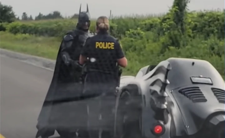Batman con la sua Batmobile viene fermato dalla Polizia... [Video]