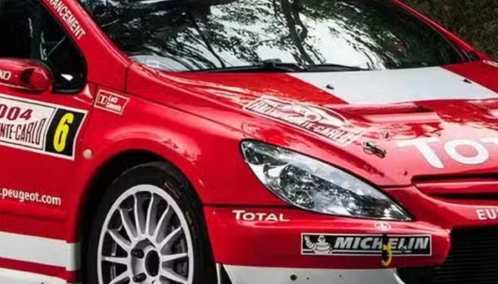 Originale e bizzarra: l'unica auto da rally decappottabile al mondo