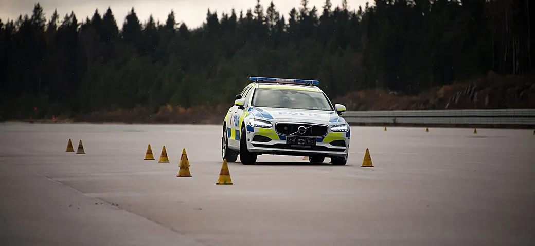 Il parcheggio della Polizia è in drift [Video]