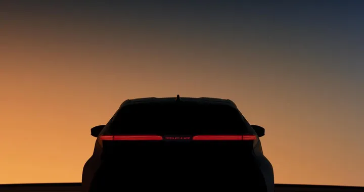 Toyota C-HR 2024: la nuova generazione si prepara al debutto [VIDEO TEASER]