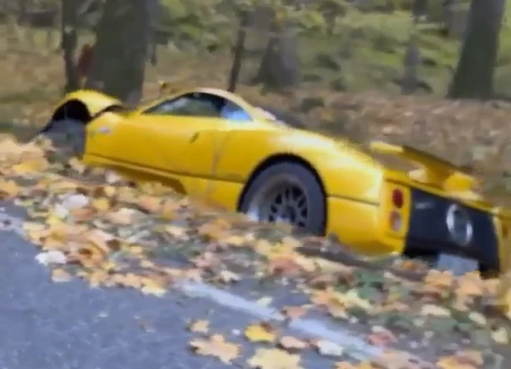 Una rarissima Pagani Zonda S va fuori strada a Praga [Video]