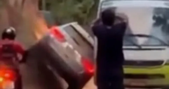 La Jeep Compass cappotta dopo una manovra folle [Video]