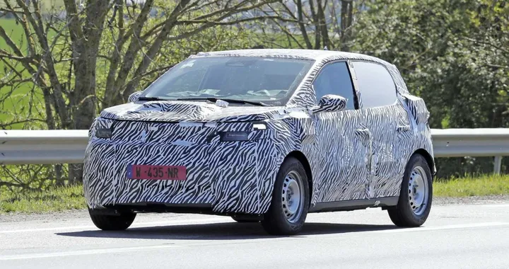 Nuova Dacia elettrica low cost, foto spia: costerà meno di 18.000 euro