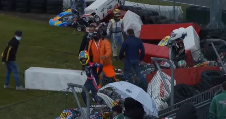 Spaventoso incidente multiplo nella gara di Go Kart [Video]