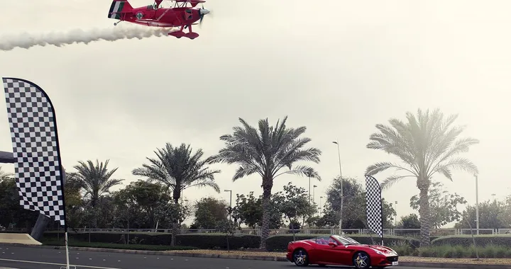 La Ferrari California T sfida un aereo ad Abu Dhabi [Video]
