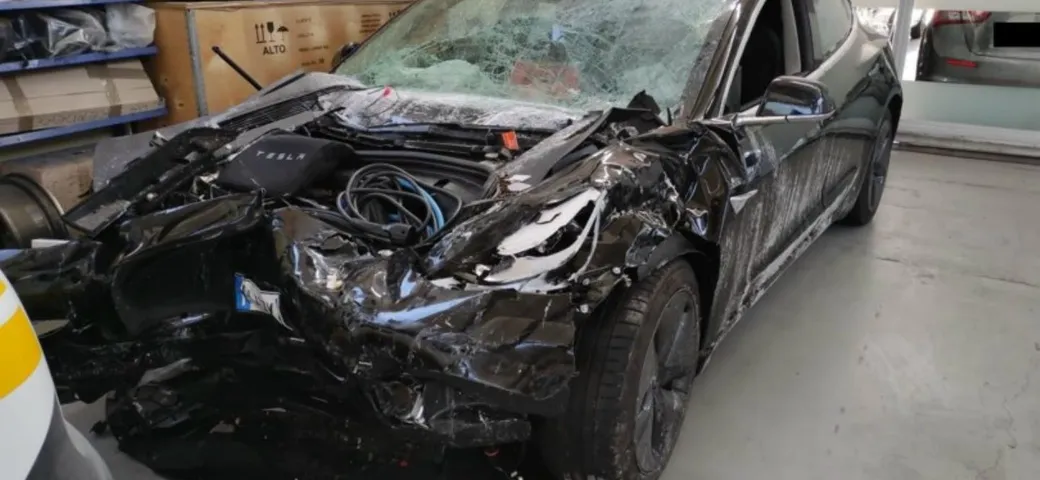 Italia: una Tesla con Autopilot si schianta in autostrada [Video]