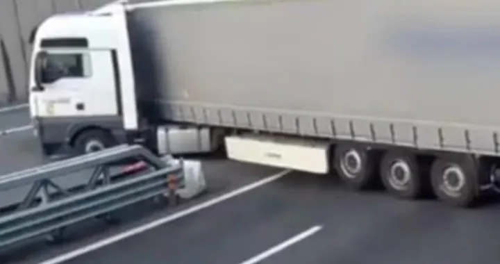 Camionista fa l'inversione col TIR: follia in autostrada [Video]