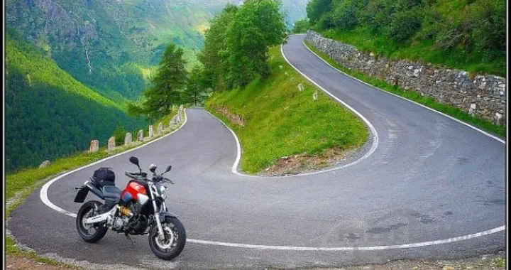 Foto del giorno: Yamaha MT-03 sul Passo Gavia