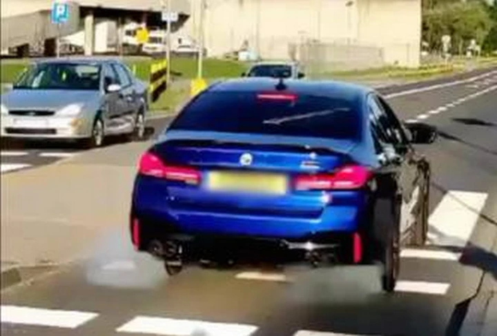 BMW M5: show infelice con abbattimento della pensilina del bus | Video