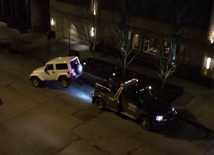 Jeep fugge dal carro attrezzi [Video]