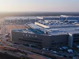 Incendio nella fabbrica Tesla in Germania: stop produzione batterie