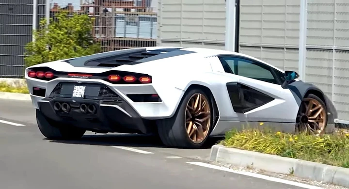 Lamborghini Countach LPI 800-4: il suo sound è melodia [Video]