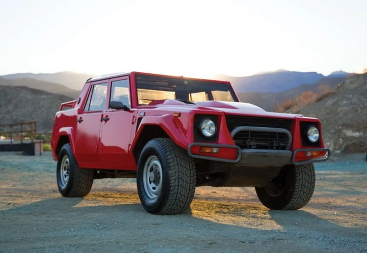 Lamborghini LM002: un esemplare andrà all'asta