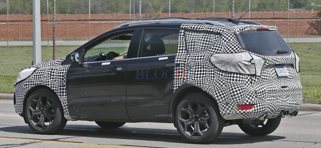 Ford Kuga 2016: foto spia su strada
