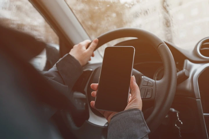 Il cellulare alla guida è la prima causa di ritiro patente