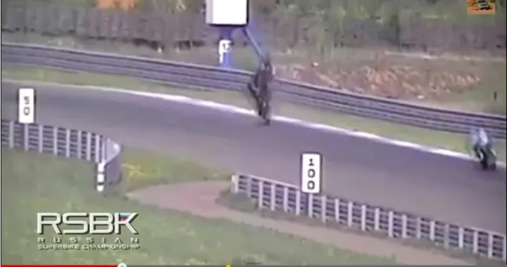 Superbike russa, pilota tampona avversario e fa un volo incredibile [Video]