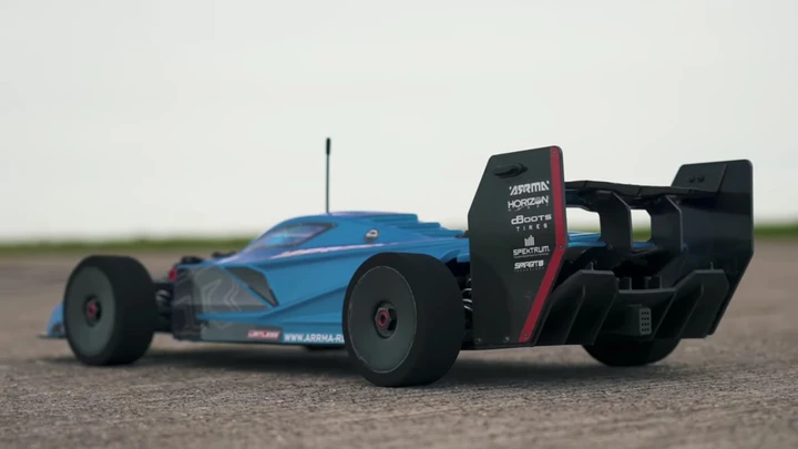 La Red Bull F1 battuta nel quarto di miglio da un'auto radiocomandata