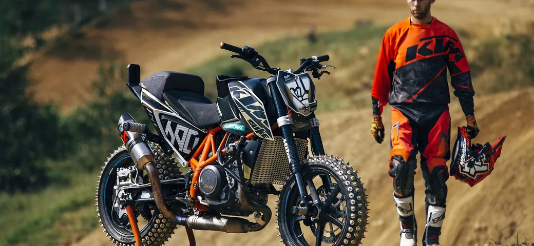 KTM Duke 690, Rok Bagaros fa off road con... ruote chiodate