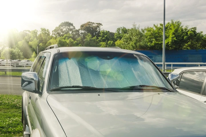 Parasole auto, quasi tutti sbagliano lato: come va montato