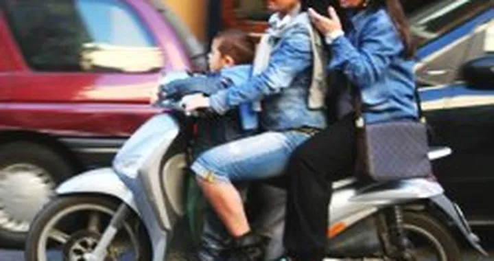 Il senato propone: niente bimbi su due ruote