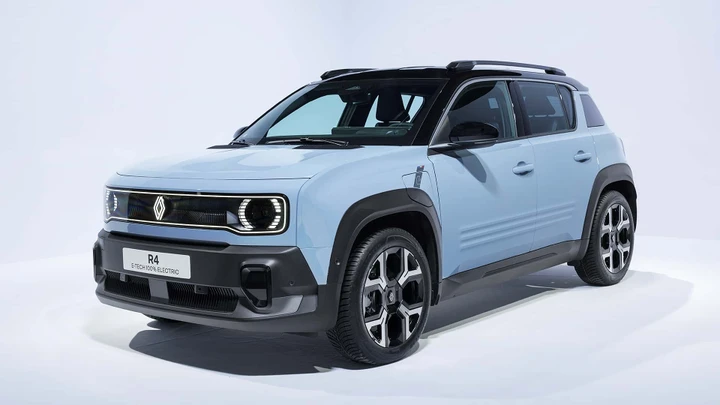 Renault 4 E-Tech Electric: il ritorno di un’icona del passato... alla spina
