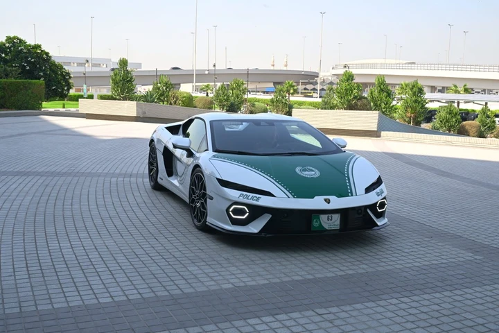La Polizia di Dubai esagera ancora: arriva una Lamborghini, ma non per gli inseguimenti